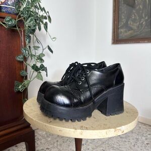 Vintage 90s early 2000s LEI black faux (peeling) leather platform lace up boots
